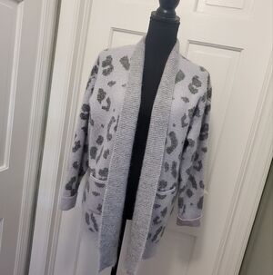 Mi Ami Grey Animal Print Chunky Knit Open Front Cardigan size Medium, Comfy